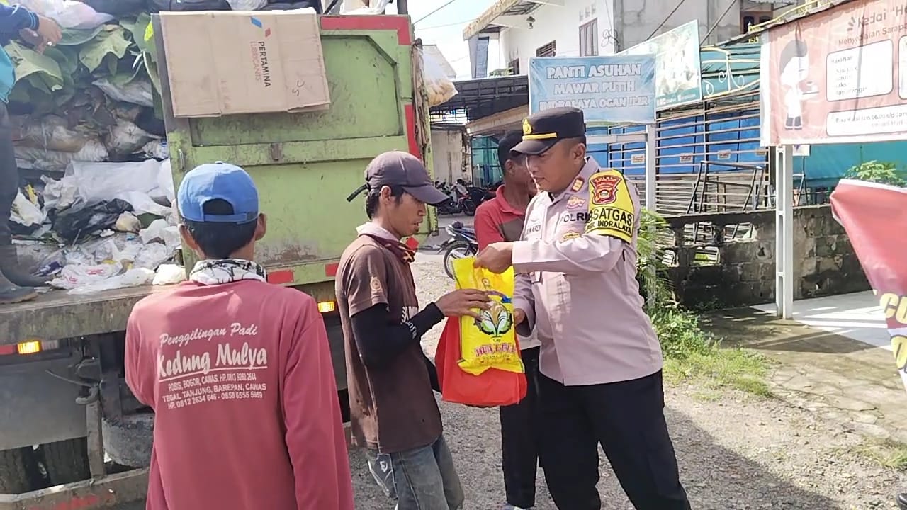 Polsek Indralaya  Laksanakan  Cooling Sistem, Sambil Membagikan Sembako