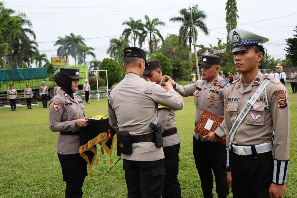 Kapolres Ogan Ilir AKBP H Andi Baso rahman  Pasang Badge Polisi RW 