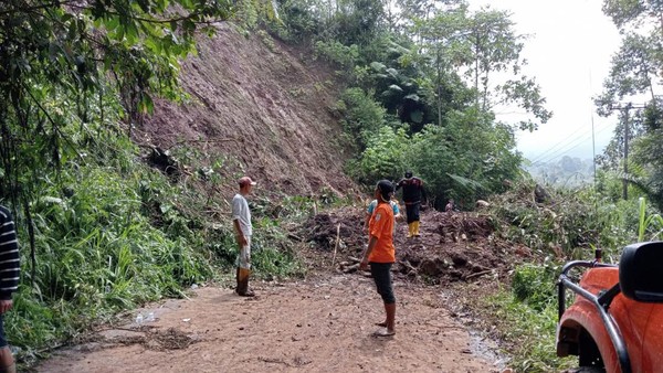 Tanah Longsor Tutupi Jalan Penghubung 3 Kecamatan di OKU