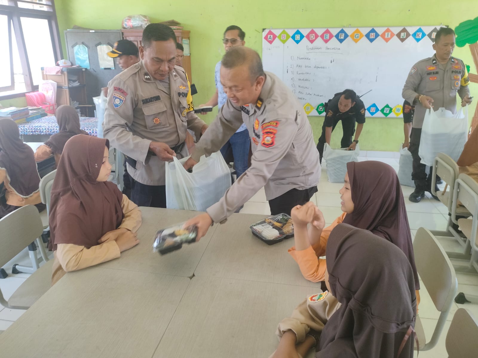 Polres Ogan Ilir Gelar Makan Siang Gratis Bergizi DI SDN 09 Indralaya Utara