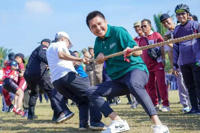 Usai Gowes, Bupati Ogan Ilir Ikut Lomba Tarik Tambang, Lihat Keseruannya