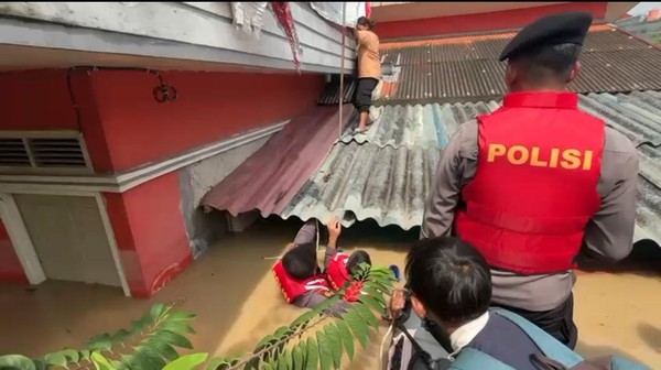 Banjir di Jatirasa Bekasi Sampai 3 Meter, Warga Harus Naik Genteng