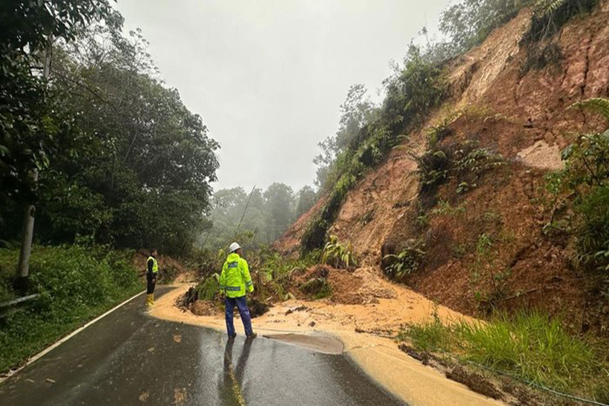 Longsor di Tapanuli Utara, Jalan Lintas Putus Total
