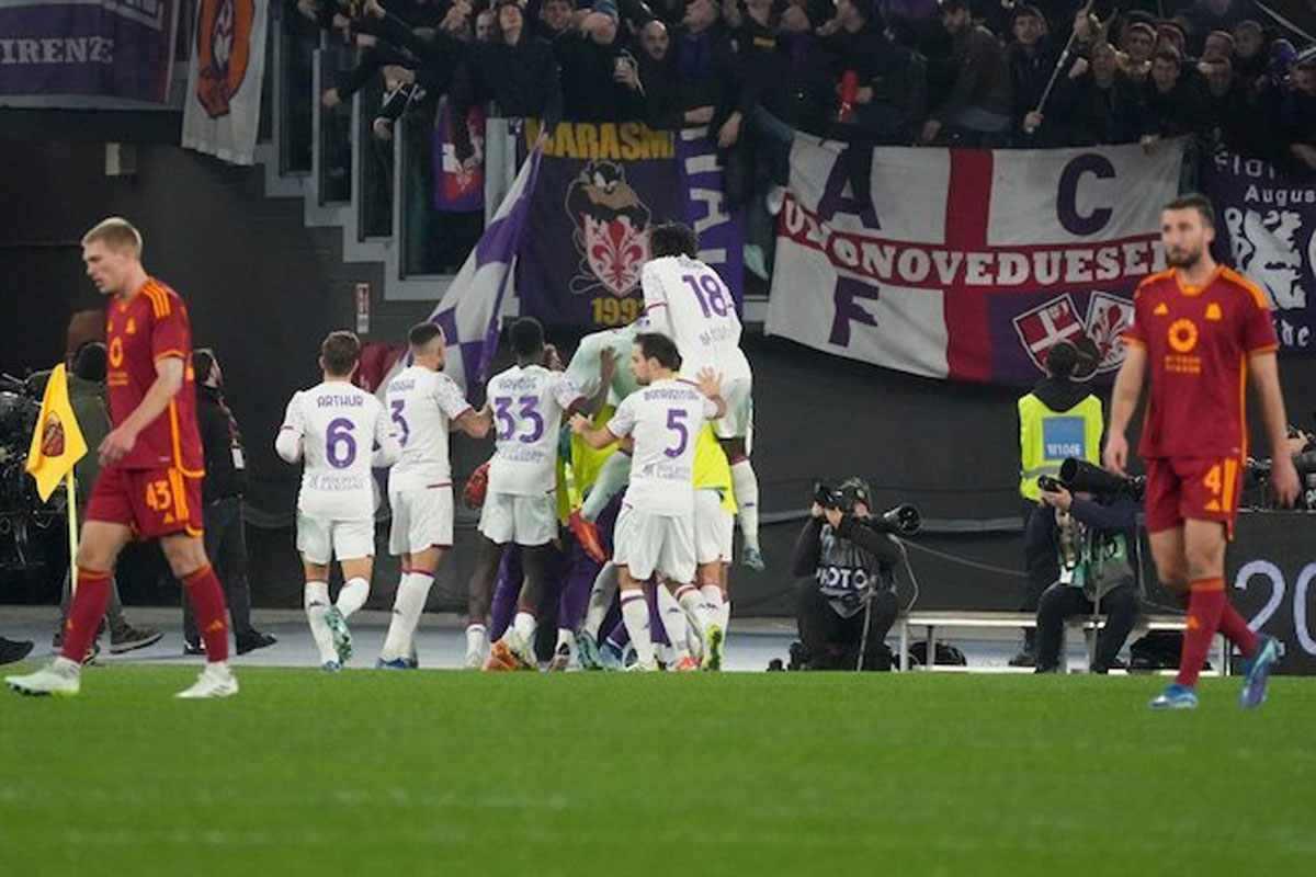 Laga Keras AS Roma vs Fiorentina Berakhir 1-1, 3 Kartu Merah Wasit Keluar 