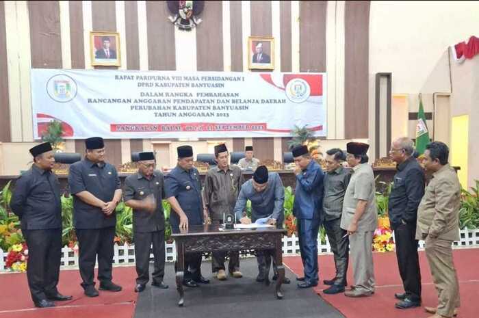 Luar Biasa, Pengesahan APBD Perubahan 2023 Pemkab Banyuasin Hingga Malam