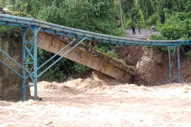 Sungai Meluap, Jembatan Sungai Ayek Deras Empat Lawang Tak Kuat Lagi Ambruk, Bronjong Baru Juga Ikut Roboh
