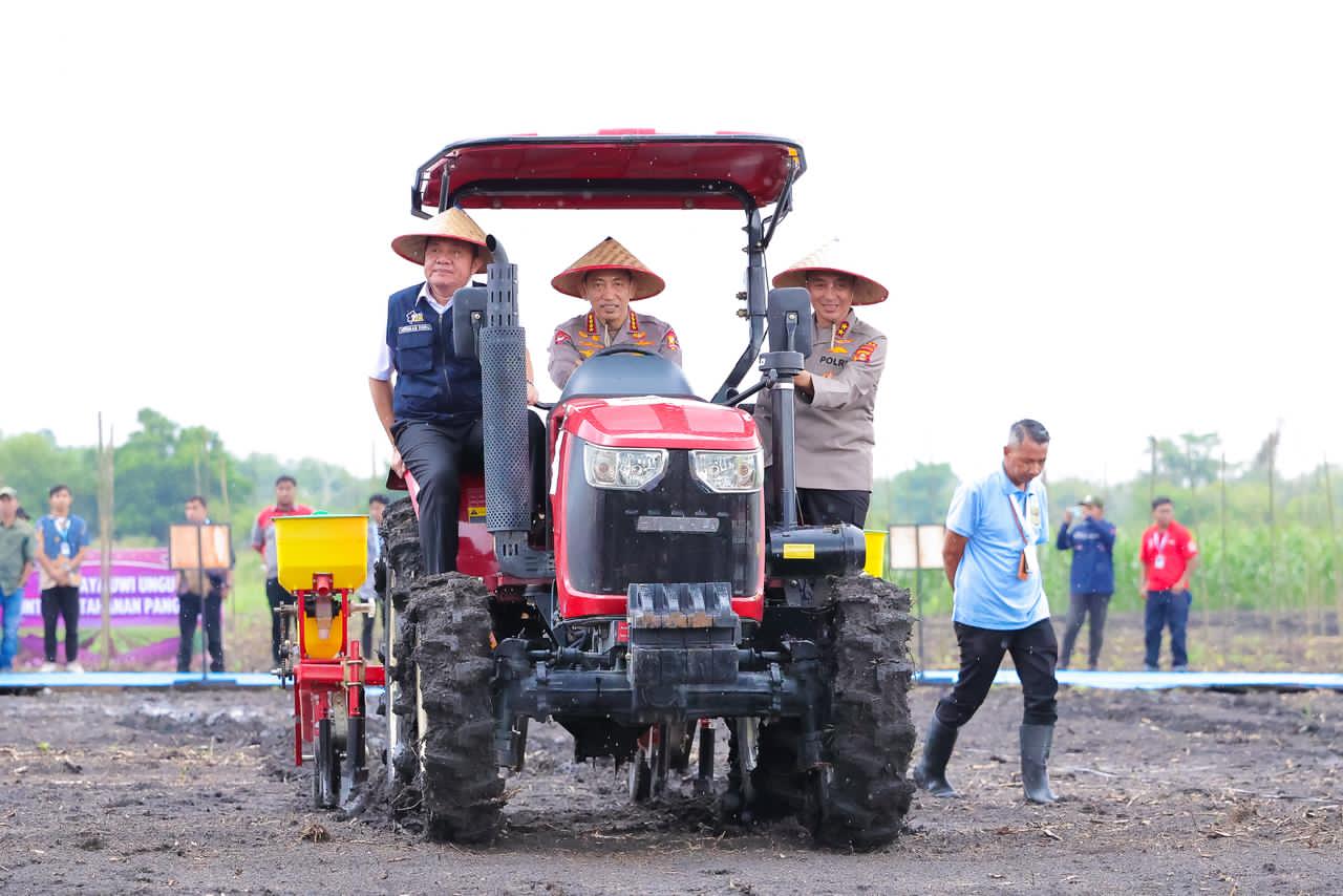 Kapolri Tanam Jagung di Ogan Illr dan Resmikan 57 Jembatan Merah Putih