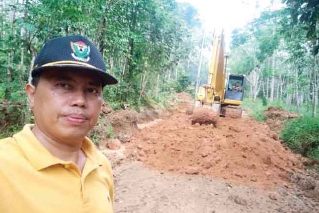 Tunaikan Janji, Kades Aur Duri Muslim Jasroni Bagikan Gaji Buat Rakyat Miskin, Bangun Jalan Pakai Uang Pribadi