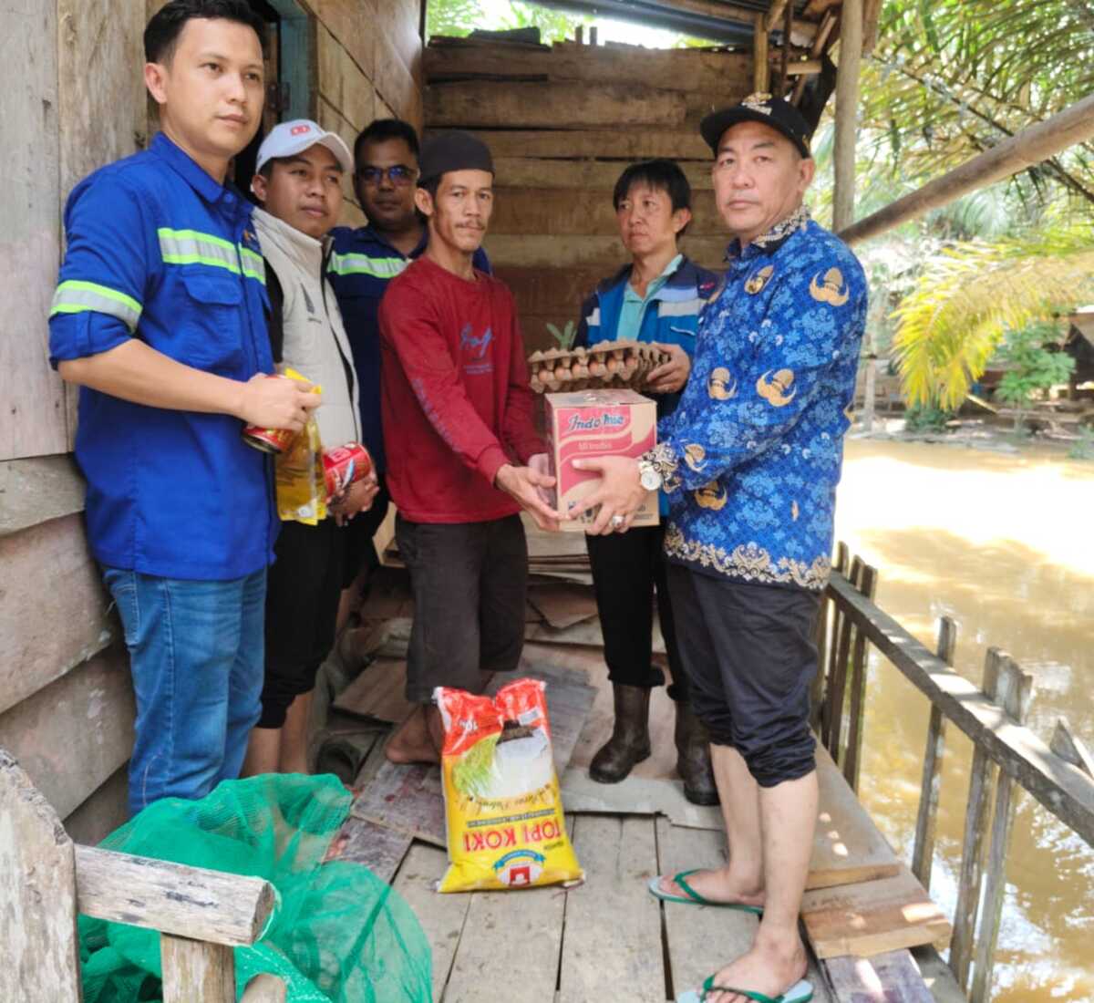 Desa Simpang Bayat  Banjir, Pemkab Muba Langsung Berikan Bantuan