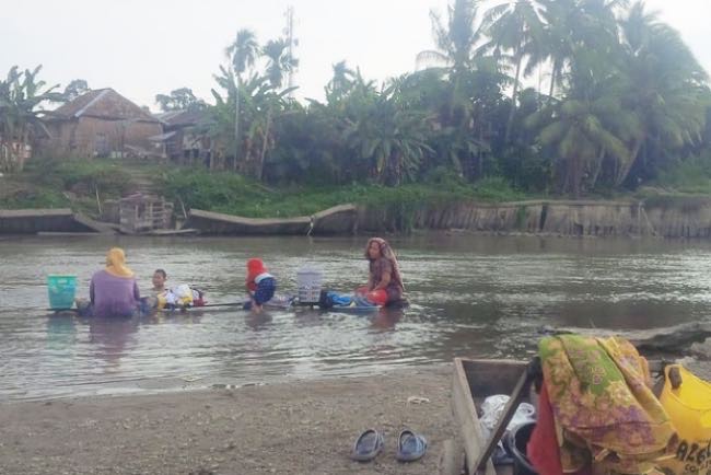 Air Sungai Rupit Menyusut, Mandi dan Mencuci Emak-emak Sampai Harus Berjalan ke Tengah Sungai 