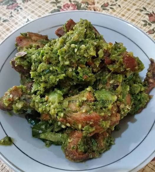 Resep Ayam Cabe Ijo Ala Rumahan Enak Bikin Nambah Nasi