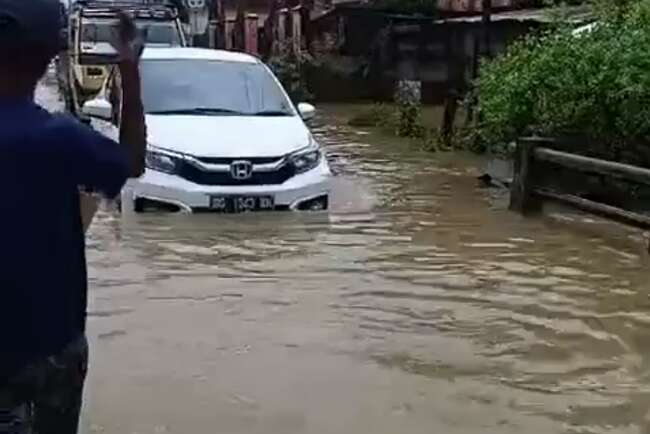 Jalan Pipa Reja Palembang Masih Terendam Setinggi Dengkul Orang Dewasa, Warga Turun Bantu Pengendara 