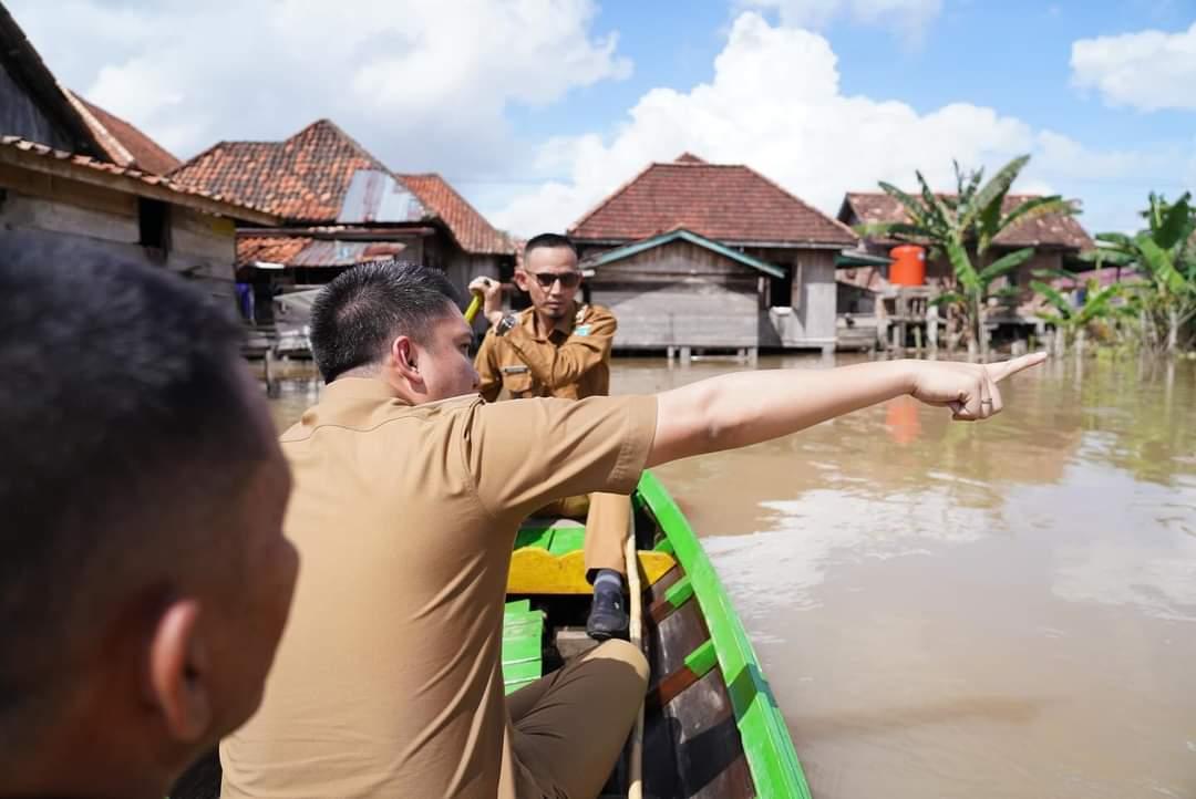 Bupati Ogan Ilir  Tinjau Warganya Kebanjiran  di Muara Kuang 