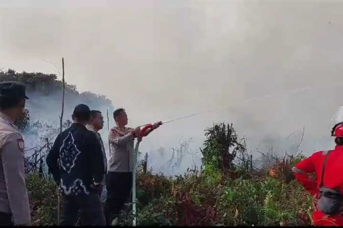 1 Hektare Lahan Terbakar di Mura, Petugas Polres Harus Tempuh Medan Berjalan Kaki