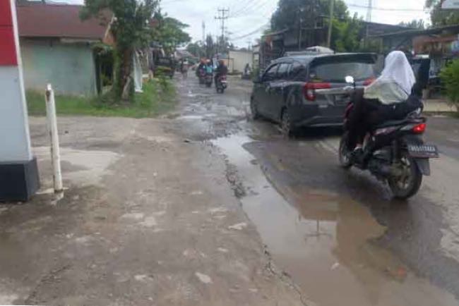 Digasak Truk Tonase Tinggi, Warga Kelurahan Sungai Selincah Kalidoni Keluhkan Jalan Taqwa Kembali Rusak