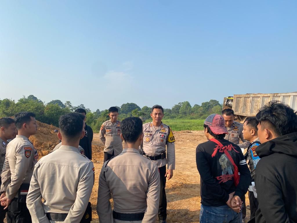 Cegah Warga Desa Paldas Agar Tak Terpancing Emosi, Kapolres Banyuasin Turun Langsung Melakukan Pengamanan