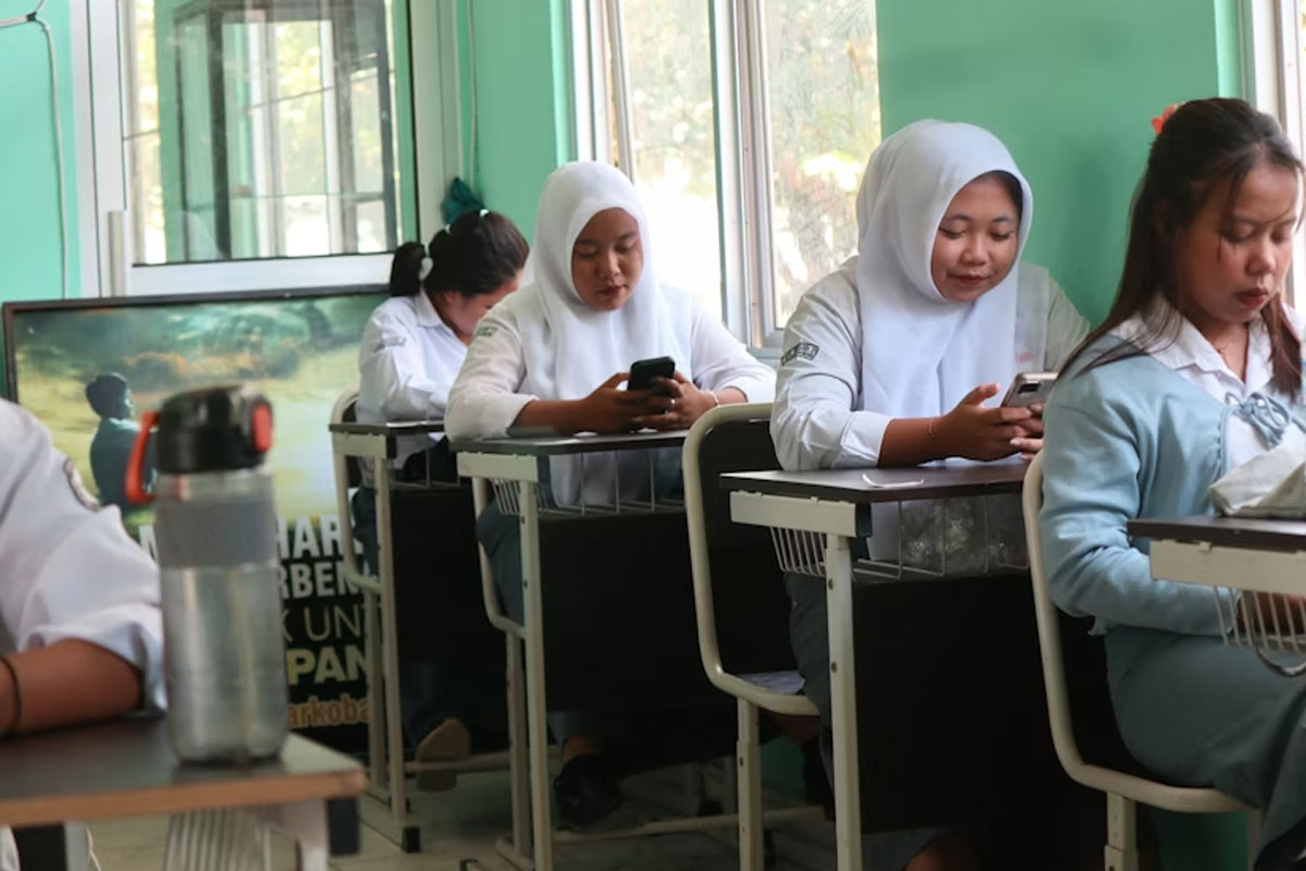 Polandia Larang Pelajar Gunakan Ponsel di Sekolah