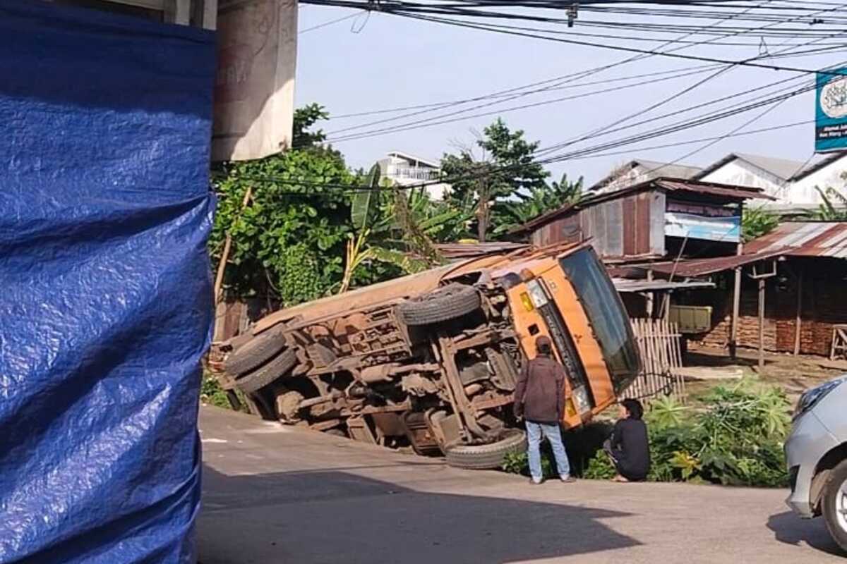 Fuso CPO Nyungsep di Parit Jl Rama Raya