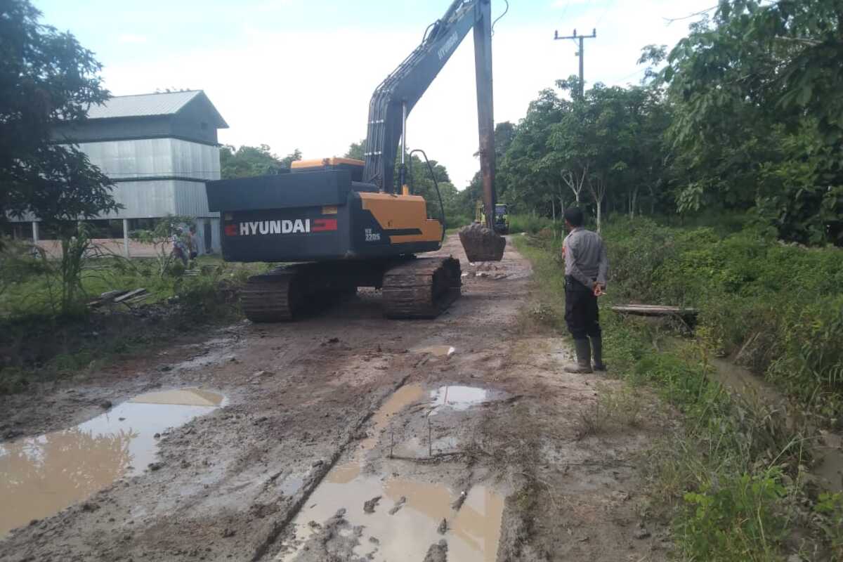 Perbaiki Jalan, Polsek Cengal Manfaatkan Bongkahan Aspal Bekas