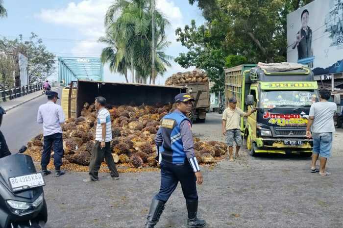 Tak kuat Menanjak, Truk Sawit Terguling di Oprit Jembatan Kayuagung