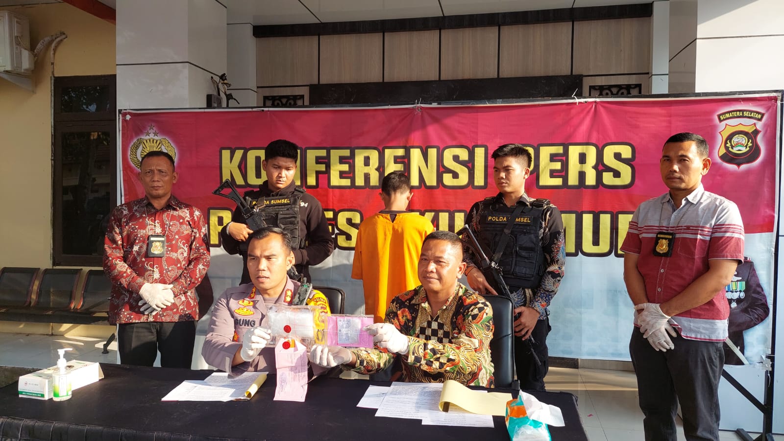 Gerebek Rumah Pengedar, Satresnarkoba Polres OKU Timur Amankan 200 gram Sabu