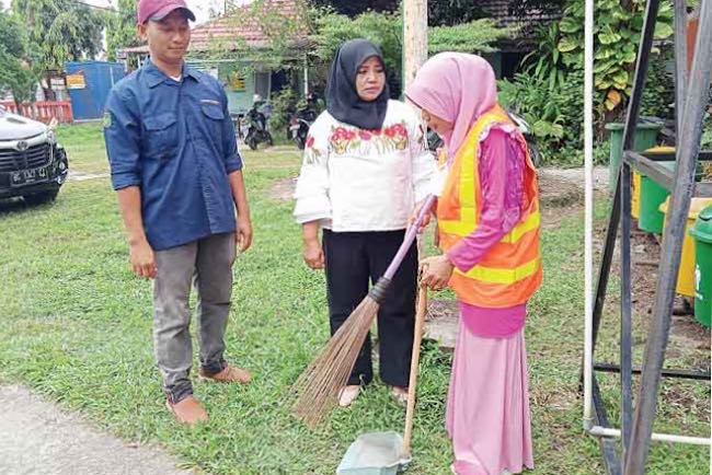 Dihukum Bersihkan Sampah, Sanksi Bagi Pelaku Buang Sampah Sembarangan di Prabumulih, Khusus di Kelurahan Ini 
