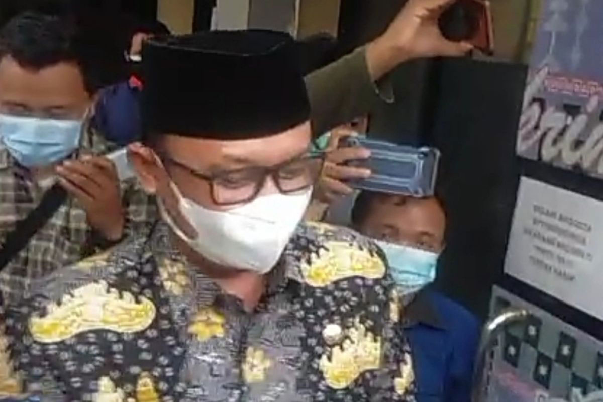 Tiba  di Gedung KPK, Bupati Lampung Tengah tak Canggung Diwawancara Awak Media 