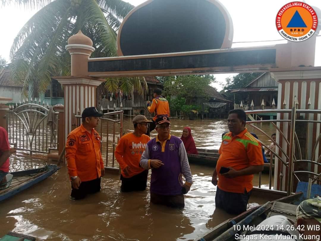 Wabup H Ardani dan Sekda H Muhsin Tinjau Warga Kebanjiran