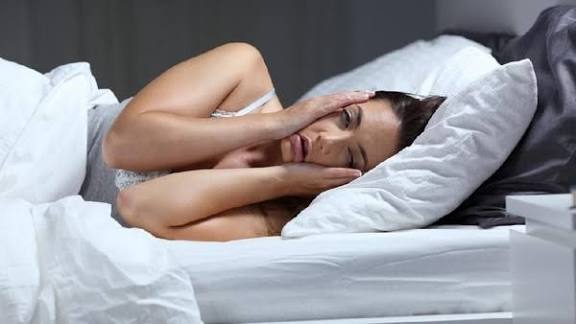 Simak! Ini 7 Penyebab Tubuh Lelah tapi Sulit Tidur dan Cara Mengatasinya