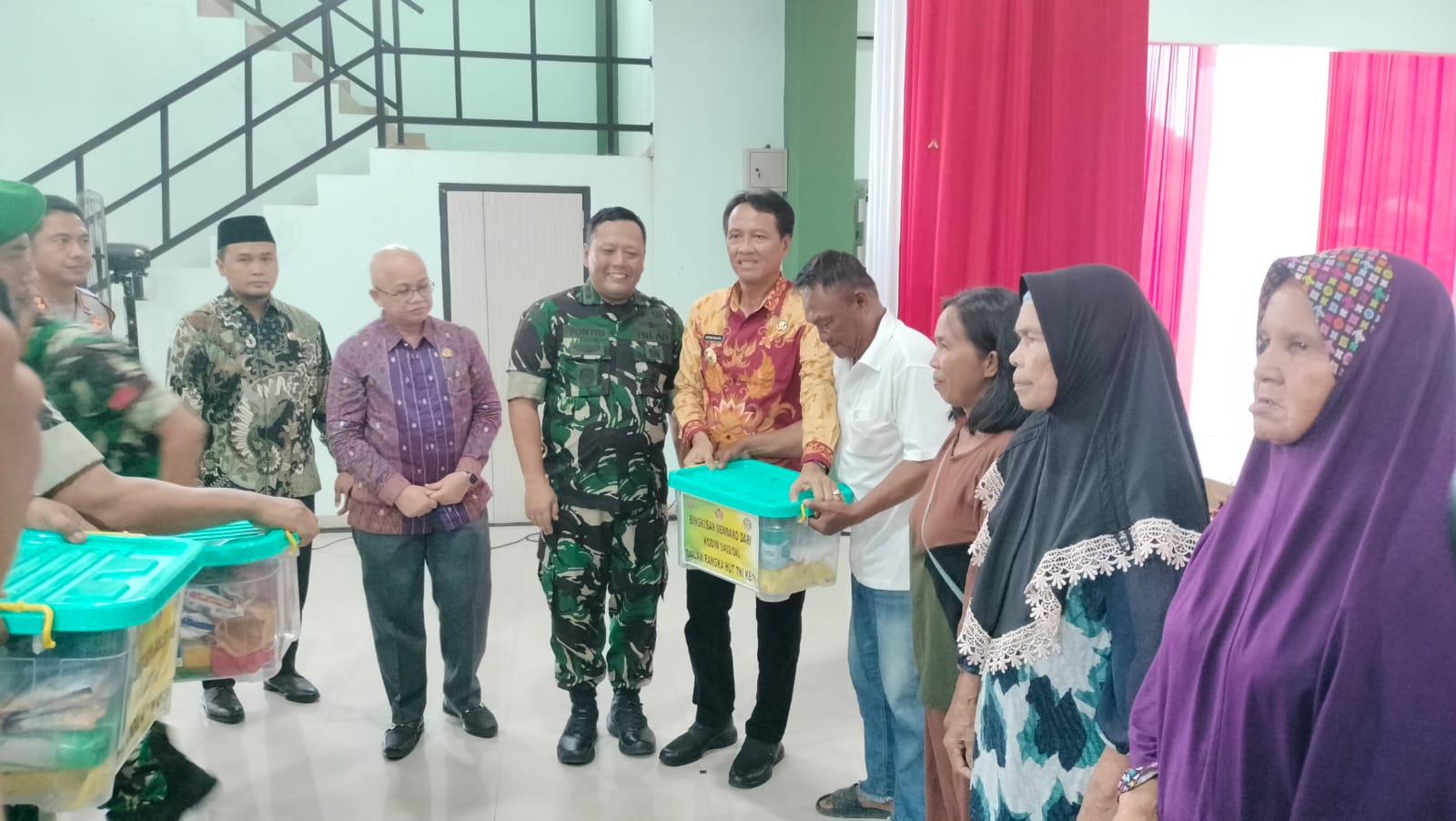 Syukuran HUT TNI ke-79, Dandim 0402/OKI-OI Bagikan Sembako 