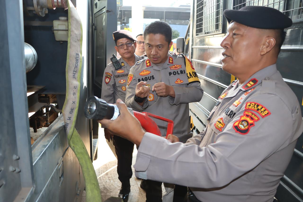 Kapolres Ogan Ilir AKBP Bagus Suryo Wibowo Cek  Peralatan Damkar Lahan