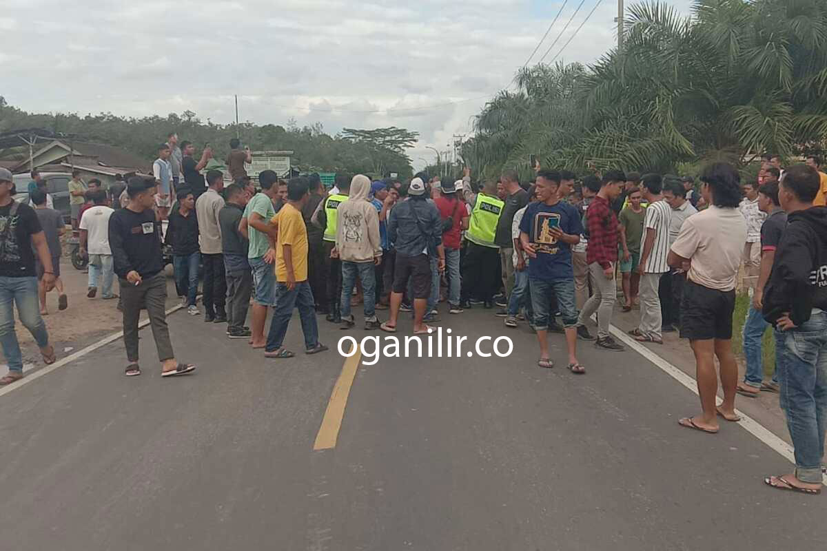 Kecewa tak Ditemui KPU-Bawaslu Muratara, Massa Blokir Jalinsum