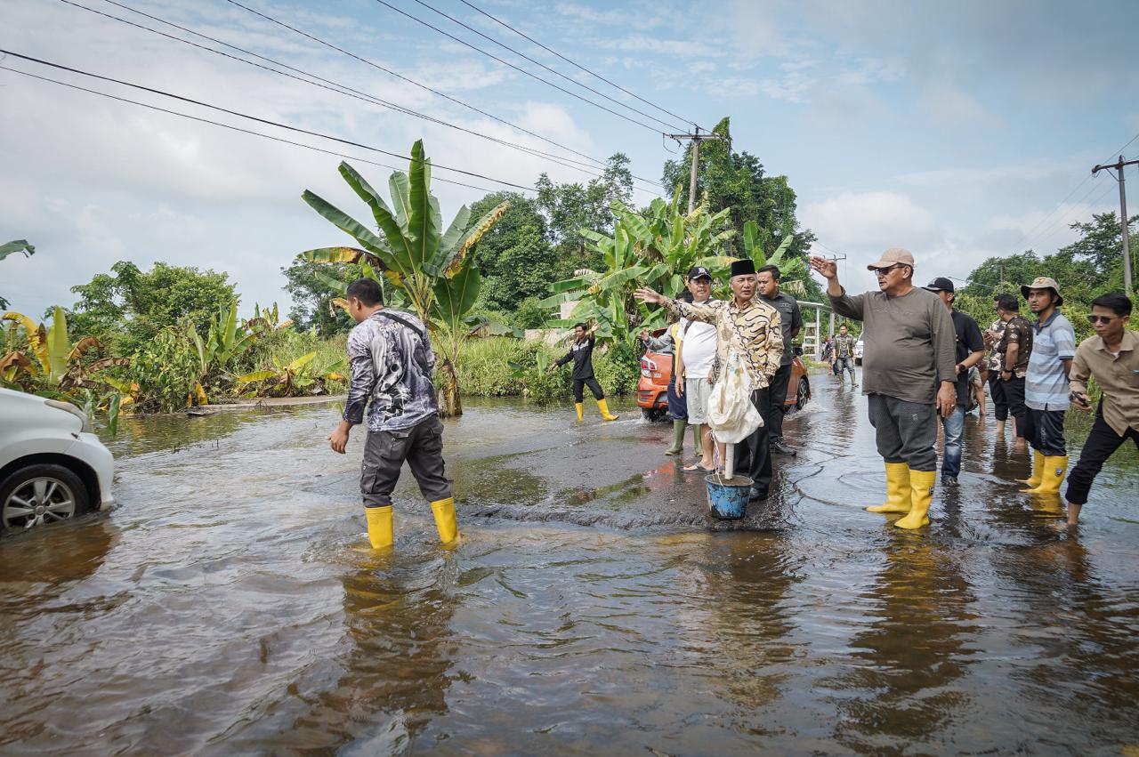 Tinjau Jalan Sekayu-Muara Teladan Putus, Pj Bupati Muba Janji Lakukan Perbaikan