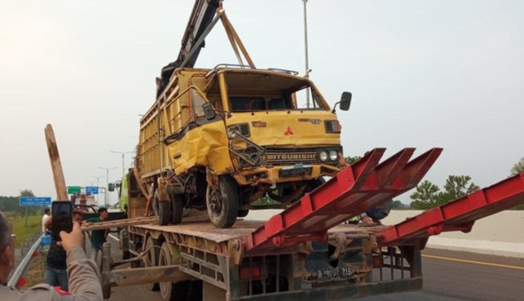 Diseruduk Toyota Raize Truk Jatuh Terguling di Pinggir Tol Palindra