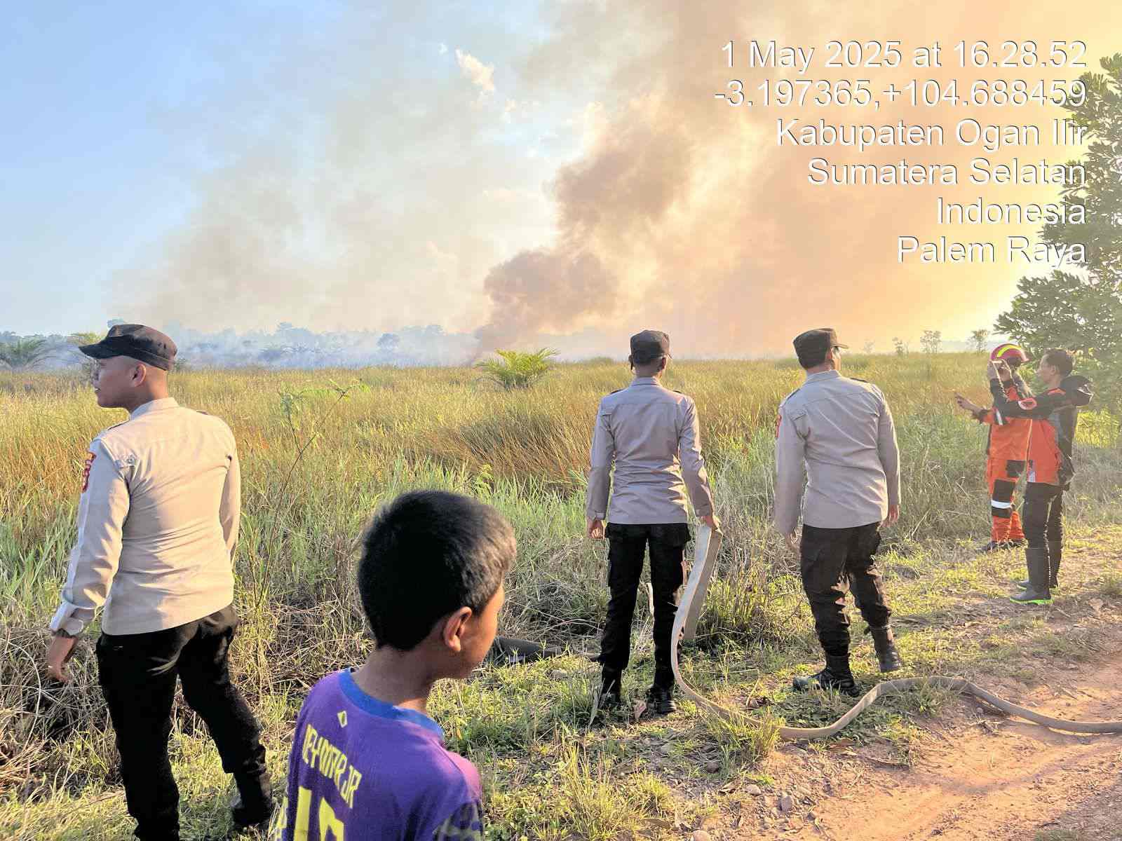 Karhutla di Ogan Ilir Mulai Membara, Polsek Indralaya dan BPBD Lakukan Mitigasi Pemadaman