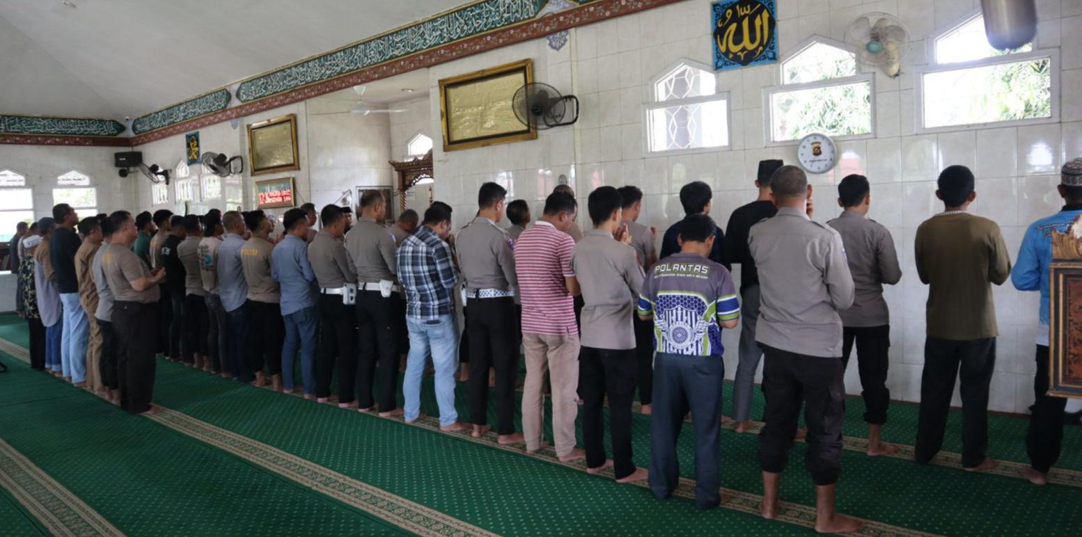 Gelar Salat Ghaib, Polres Ogan Ilir Berikan Penghormatan  Personel Polri  Gugur Dalam Bertugas 