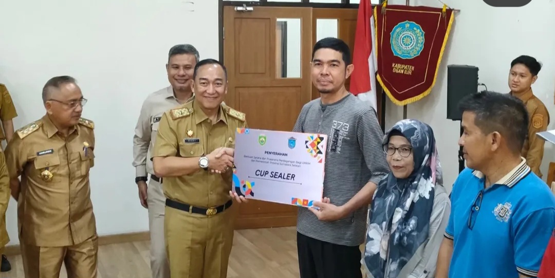 Pj Sekda Ogan Ilir  Serahkan  Bantuan Peralatan bagi Pelaku Usaha