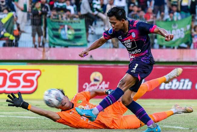 Persebaya Sudah Tiga Kali Kalah, Kali Ini Lawan Klub Papan Bawah, Bonek Ricuh Bench Digulingkan