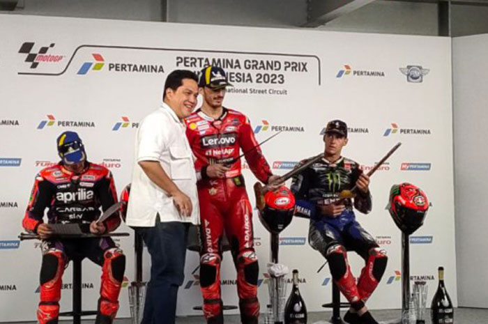 3 Juara MotoGP Mandalika 2023 Dapat Suvenir Keris Karya Empu Lombok