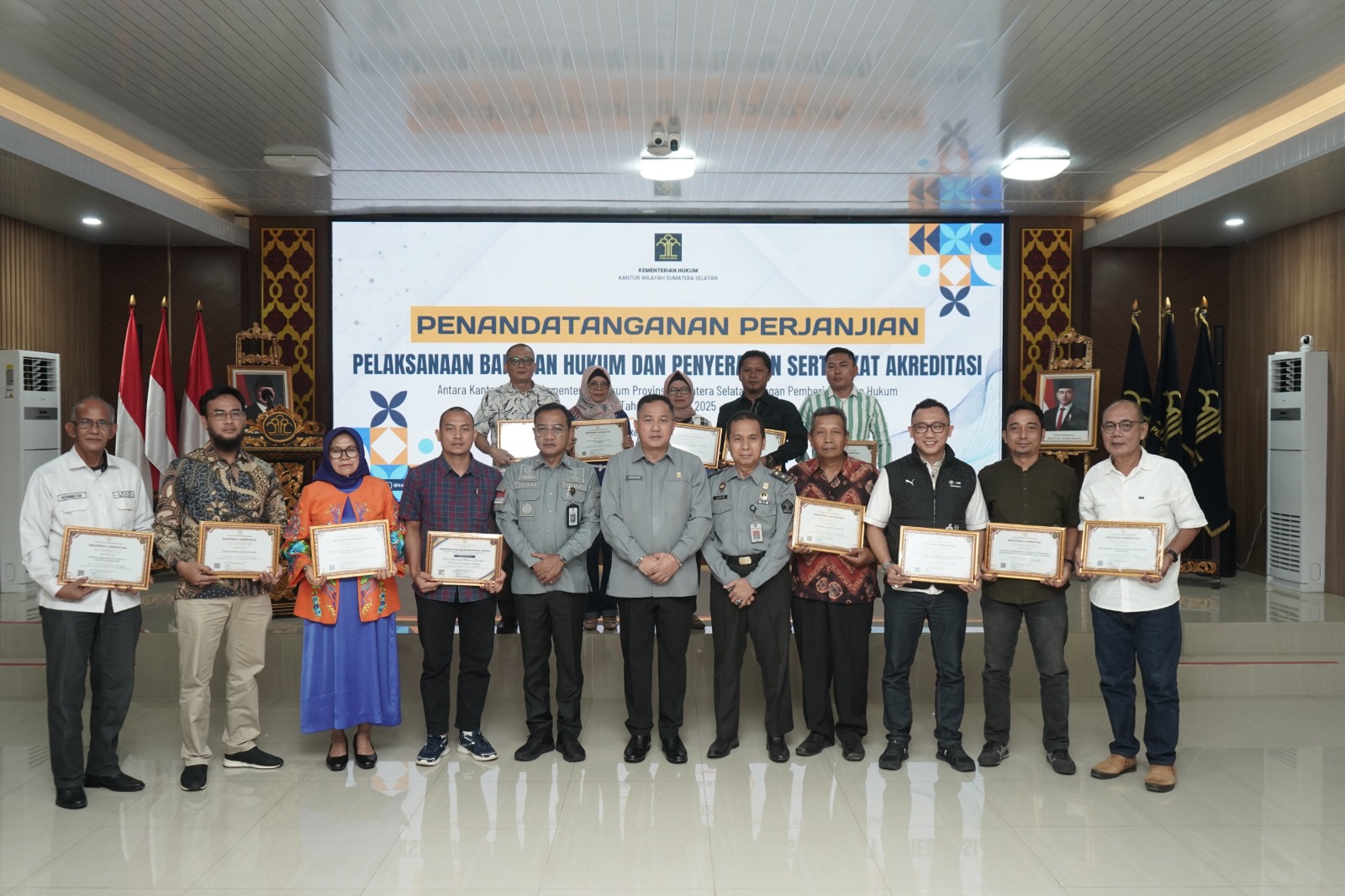 Kakanwil Kemenkum Sumsel Tandatangani Kontrak Kerja Sama Bantuan Hukum dengan 14 OBH