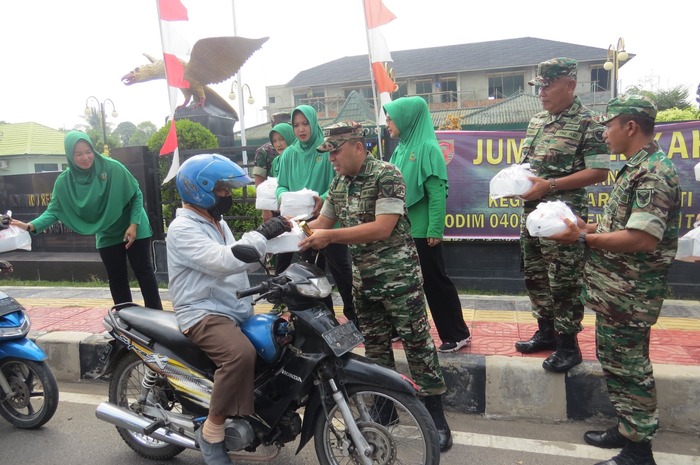 Jumat Berkah, Kodim 0402 OKI Bagikan Nasi Kotak