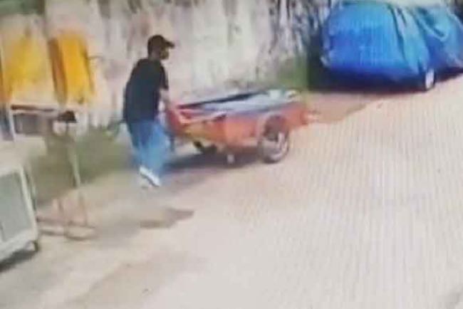 Gerobak Hilang Tarmizi Meradang, Siapkan Hadiah Rp1 Juta, Pelaku Terlihat di Rekaman CCTV Ini, Ada yang Tahu?