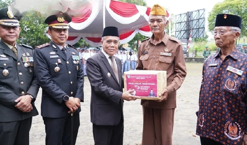 Dinsos Pemkab Ogan Ilir Serahkan Bingkisan 52 Anggota Veteran  di Hari Pahlawan