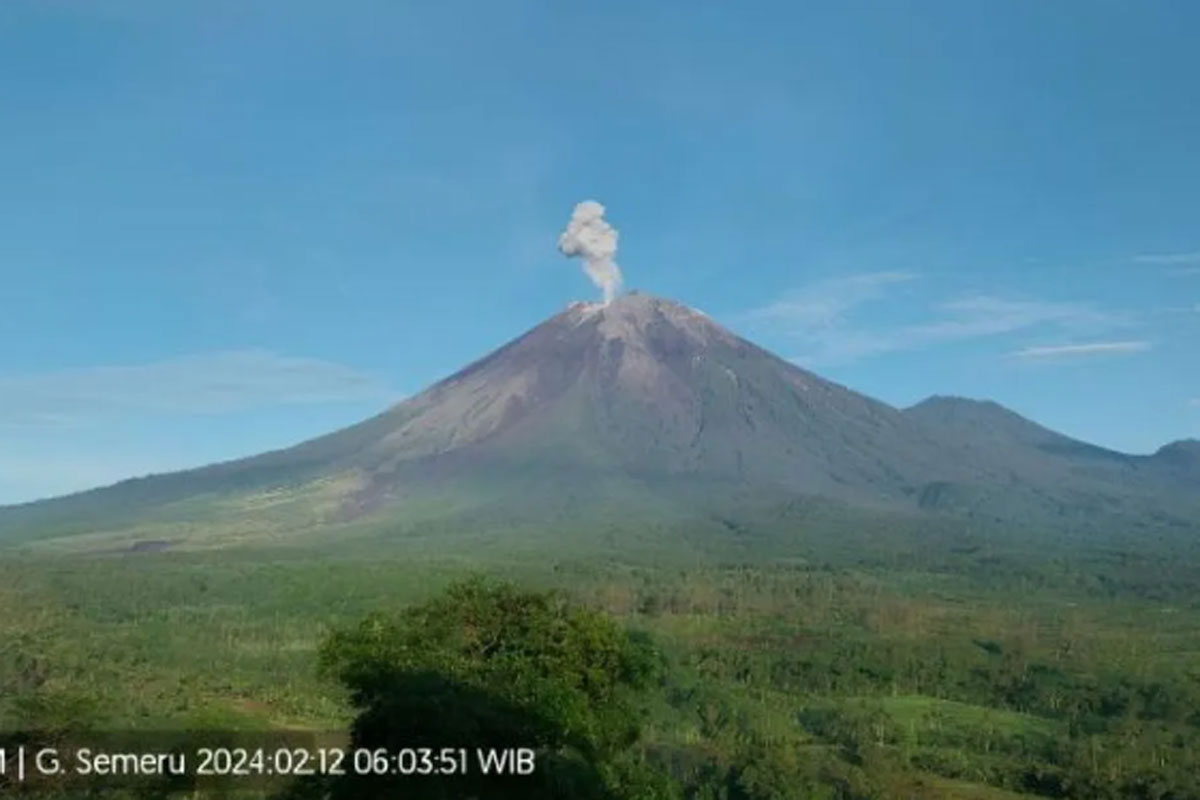 Selasa Pagi Gunung Semeru Erupsi 3 Kali, ini Waktu Kejadiannya