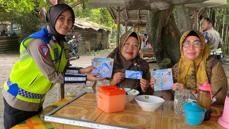 Petugas Satlantas Polres Ogan Ilir Bagi-Bagi Brosur -Stiker Keselamatan Berlalu Lintas