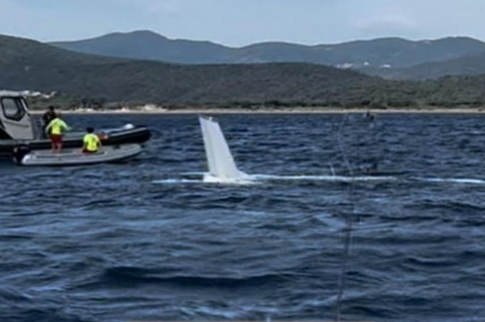 Demi Keselamatan Turis di Pantai, Pilot Lakukan Pendaratan Darurat di Laut