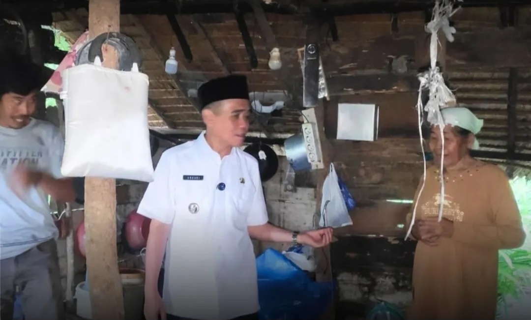 Hujan Deras Wabup Ogan Ilir Tetap Kunjungi Rumah Warga Yang Akan Dibedah Rumah