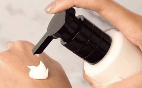 4 Rekomendasi Body Lotion yang Bagus untuk Memutihkan Kulit Belang dan Kusam