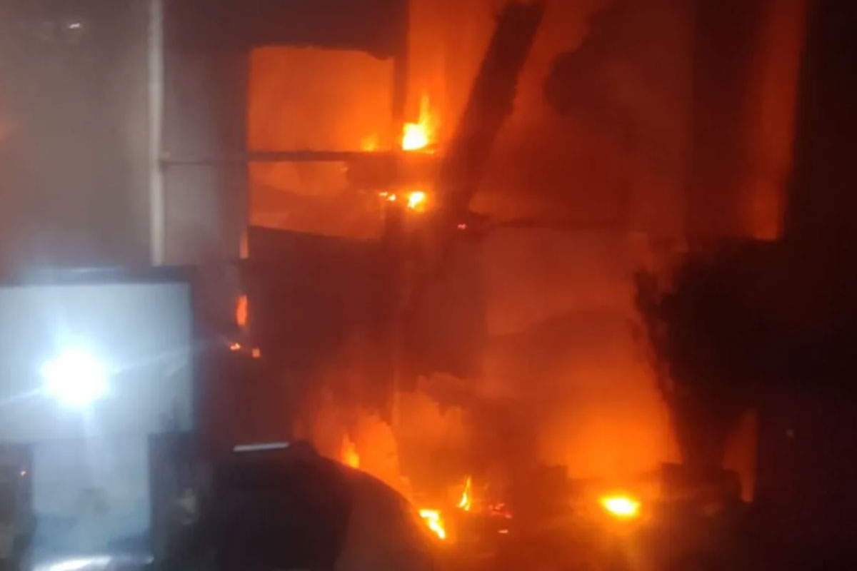 Petugas Gulkarmat Jaksel Jinakkan Kebakaran Kafe Ruang Kopi di Melawai