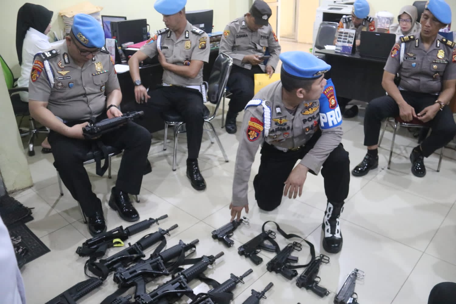 Kapolda Sumsel Periksa Senpi Personel